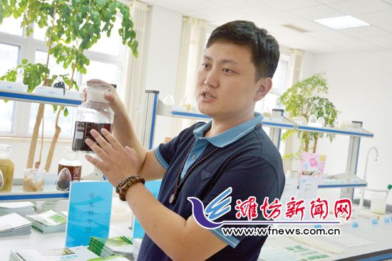 王曉凱正在介紹&ldquo;旱地寶&rdquo;的優(yōu)勢(shì)。